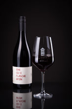 Lade das Bild in den Galerie-Viewer, 2020 Eine Gute Flasche Wein Rot halbtrocken
